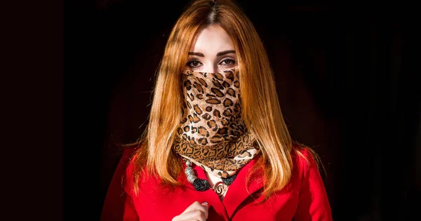 Mladá Žena Módní Domácí Masce Šátek Tváři Zastavit Virus Zachránit — Stock fotografie