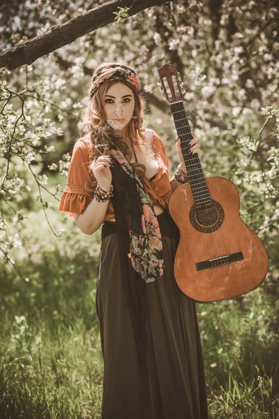 Estilo Vida Gitano Chica Rumana Moderna Gitana Naturaleza — Foto de Stock