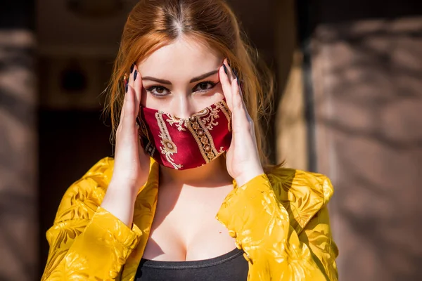 Junge Frau Modischer Hausgemachter Maske Schal Gesicht Virus Stoppen Sich — Stockfoto