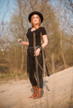 Şık kıyafet ayrıntıları, artı büyük beden kemer ve karışım stili olan bir kız.