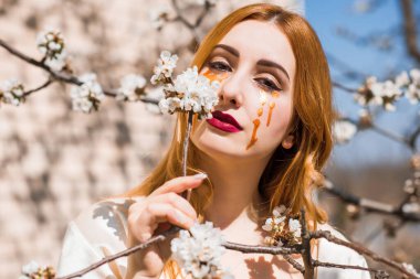 Altın gözyaşları, kızıl saçlı muhteşem kadın ağlıyor, lüks sanat tarzı.