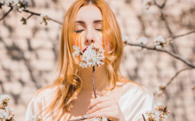 Altın gözyaşları, kızıl saçlı muhteşem kadın ağlıyor, lüks sanat tarzı.