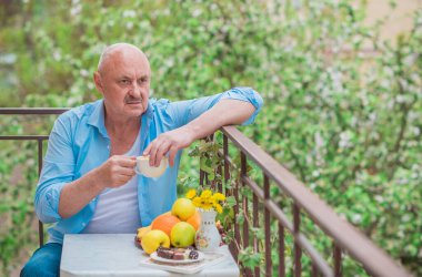 Yaşlı adam yaşam tarzı, emekli, 60 'lardan sonra hayat.