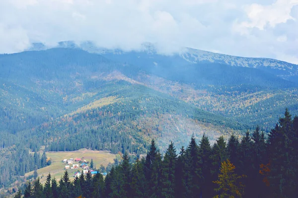 Schöne Aussicht Auf Die Berge Europäische Urlaubszeit Der Berglandschaft — Stockfoto