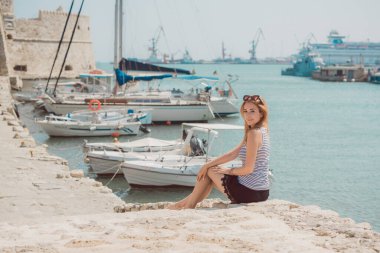 Macera konsepti, kızıl saçlı kadın Yunanistan 'da dinleniyor, tatil ve tatil zamanı