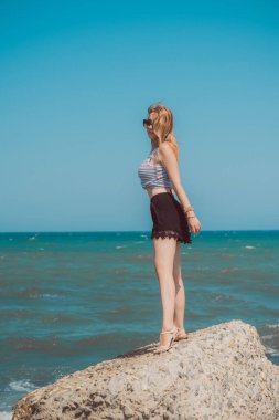 Macera konsepti, kızıl saçlı kadın Yunanistan 'da dinleniyor, tatil ve tatil zamanı