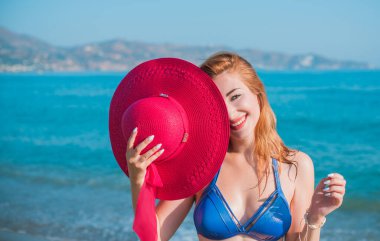 Bahar - Yaz sezonu. Tatil ve seyahat zamanı. Denizde bir kadın, güzel bir manzara.