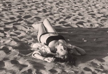 Bahar - Yaz sezonu. Tatil ve seyahat zamanı. Denizde bir kadın, güzel bir manzara.