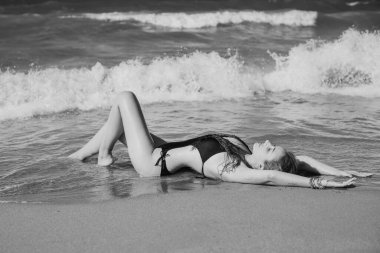 Bahar - Yaz sezonu. Tatil ve seyahat zamanı. Denizde bir kadın, güzel bir manzara.