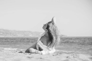 Bahar - Yaz sezonu. Tatil ve seyahat zamanı. Denizde bir kadın, güzel bir manzara.