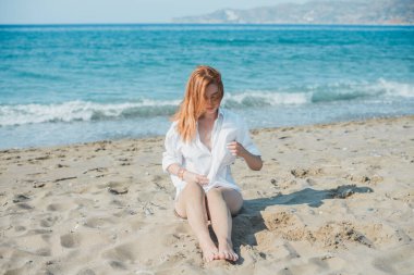 Bahar - Yaz sezonu. Tatil ve seyahat zamanı. Denizde bir kadın, güzel bir manzara.