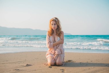 Bahar - Yaz sezonu. Tatil ve seyahat zamanı. Denizde bir kadın, güzel bir manzara.
