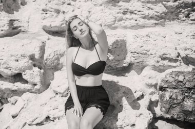 Bahar - Yaz sezonu. Tatil ve seyahat zamanı. Denizde bir kadın, güzel bir manzara.