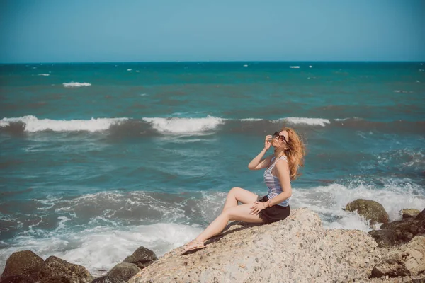 Conceito Aventura Ruiva Mulher Descansar Grécia Férias Feriados Tempo — Fotografia de Stock