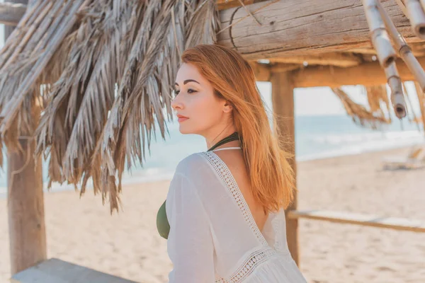 휴가와 바다에 여자의 아름다운 — 스톡 사진