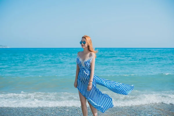 Bahar Yaz Sezonu Tatil Seyahat Zamanı Denizde Bir Kadın Güzel — Stok fotoğraf