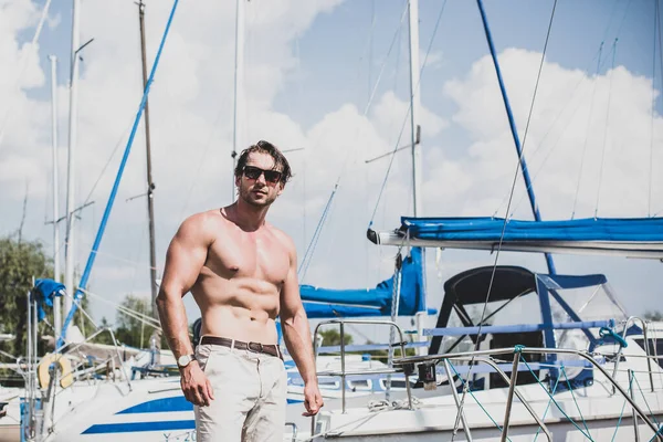 Uomo Barbuto Sexy Piedi Sullo Yacht Club Tizio Una Barca — Foto Stock