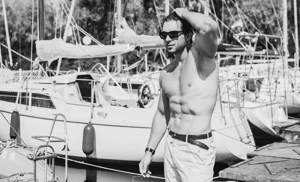 Uomo Barbuto Sexy Piedi Sullo Yacht Club Tizio Una Barca — Foto Stock