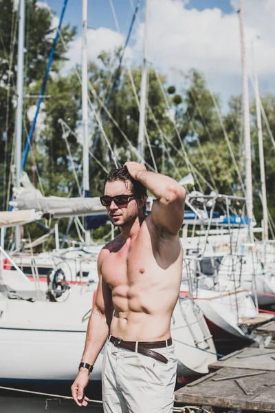 Uomo Barbuto Sexy Piedi Sullo Yacht Club Tizio Una Barca — Foto Stock