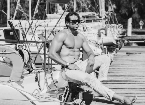 Uomo Barbuto Sexy Piedi Sullo Yacht Club Tizio Una Barca — Foto Stock