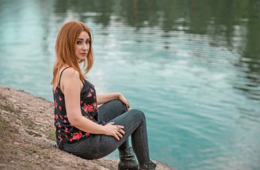 Sakinleşme zamanı geldi. Kanyondaki kadın bir şey düşünüyor.