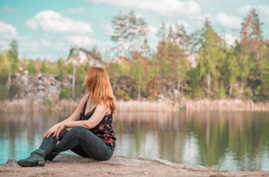 Sakinleşme zamanı geldi. Kanyondaki kadın bir şey düşünüyor.
