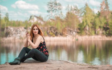 Sakinleşme zamanı geldi. Kanyondaki kadın bir şey düşünüyor.