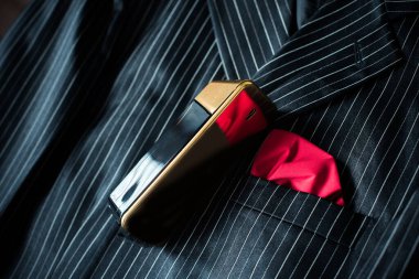 Erkek parfümü ya da tuvalet suyu, takım elbiseli, modern insan yaşam tarzının detayları.