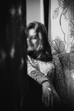 Soluk tenli genç bir bayan. Rahat bir evde eski moda bir model. XI bedenli bir kadın için oldukça sıradan bir eski tarz.