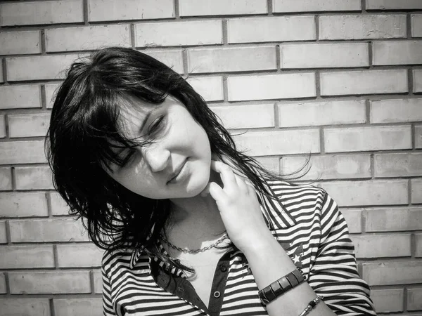 若いシンプルなヨーロッパの女の子の学生 ライフスタイルのティーガー 小さな町からの肖像画の女の子 家のスタイル — ストック写真