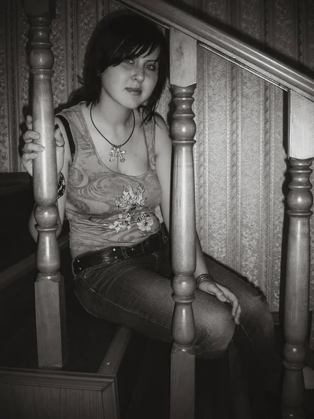 若いシンプルなヨーロッパの女の子の学生 ライフスタイルのティーガー 小さな町からの肖像画の女の子 家のスタイル — ストック写真