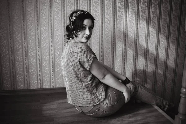 Junge Dame Mit Blasser Haut Größe Vintage Retro Stil Hause — Stockfoto