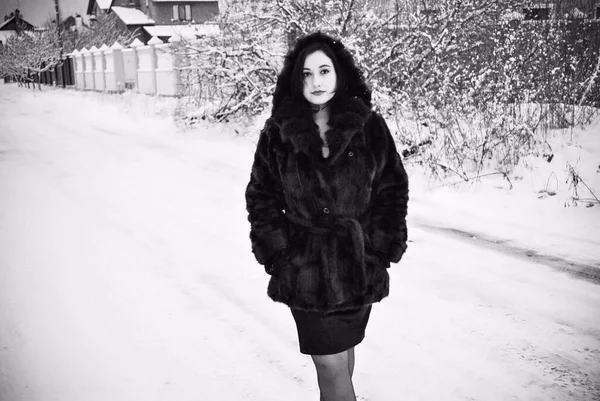 再加上尺寸漂亮的年轻女士在复古风格步行在冬季穿着非自然毛皮外套 女人的心情很好 寒假时间 黑白照片 — 图库照片