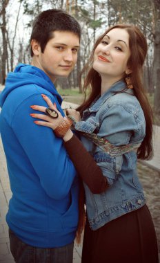 Sokakta kucaklaşan, birbirini görmekten ve görmekten mutlu iki genç insan. Aile değerleri