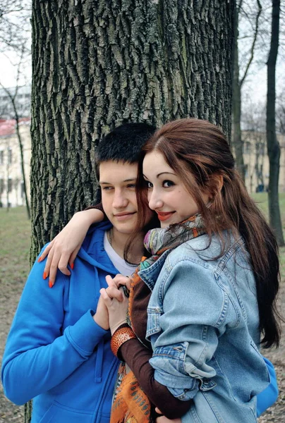 Deux Jeunes Gens Embrassent Dans Rue Heureux Voir Voir Valeurs — Photo