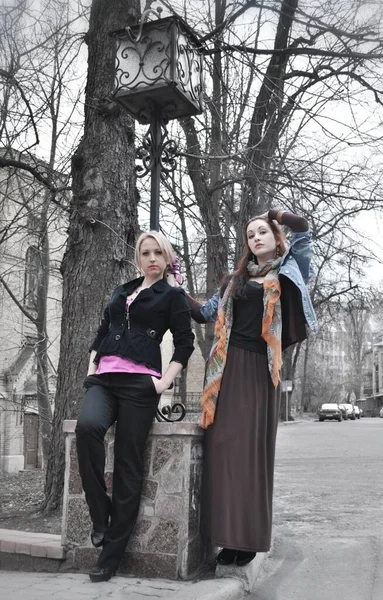 Jonge Vrouwen Straat Gezinswaarden — Stockfoto