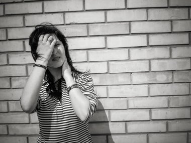 Genç bir kız, özel hayatındaki intihar sorunları ve olumsuz duygular hakkında depresyona girer. Sosyal hayattaki ergenlik sorunları. Yalnız bir kadın, kötü bir ruh hali içinde, üzgün ve yalnız.