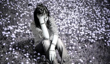 Genç bir kız, özel hayatındaki intihar sorunları ve olumsuz duygular hakkında depresyona girer. Sosyal hayattaki ergenlik sorunları. Yalnız bir kadın, kötü bir ruh hali içinde, üzgün ve yalnız.