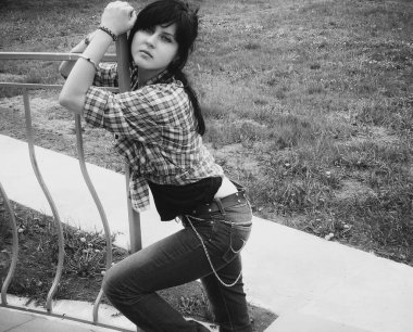 Genç bir kız, özel hayatındaki intihar sorunları ve olumsuz duygular hakkında depresyona girer. Sosyal hayattaki ergenlik sorunları. Yalnız bir kadın, kötü bir ruh hali içinde, üzgün ve yalnız.