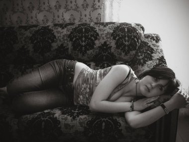 Genç bir kız, özel hayatındaki intihar sorunları ve olumsuz duygular hakkında depresyona girer. Sosyal hayattaki ergenlik sorunları. Yalnız bir kadın, kötü bir ruh hali içinde, üzgün ve yalnız.