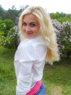 Genç, basit Avrupalı kız öğrenci, yaşam tarzı gençleri. Küçük kasabadan bir portre kızı.