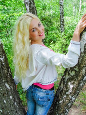 Basit Amerikalı öğrenci kız. Öğrencilerin ve gençlerin hayatları ve evden uzak davranışları. Kendini ve tarzını bulmak 