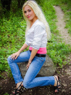 Basit Amerikalı öğrenci kız. Öğrencilerin ve gençlerin hayatları ve evden uzak davranışları. Kendini ve tarzını bulmak 