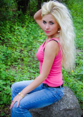 Basit Amerikalı öğrenci kız. Öğrencilerin ve gençlerin hayatları ve evden uzak davranışları. Kendini ve tarzını bulmak 