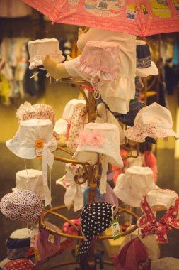 Moda mağazası, herkes için alışveriş, indirim zamanı.