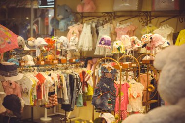 Moda mağazası, herkes için alışveriş, indirim zamanı.