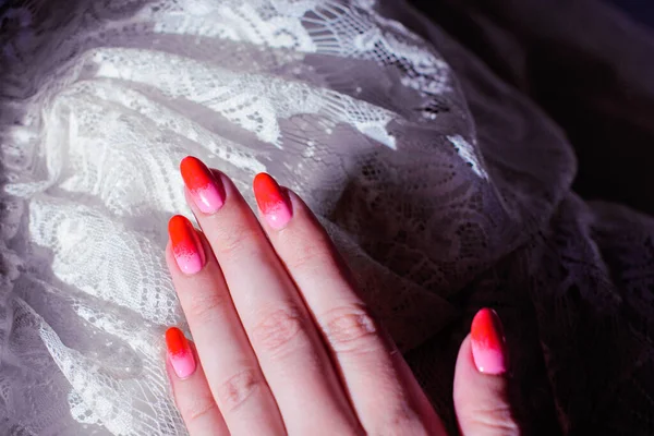 Manicure Ombre Vermelho Rosa Mão Com Unhas Pastel Bonitas Cuidado — Fotografia de Stock
