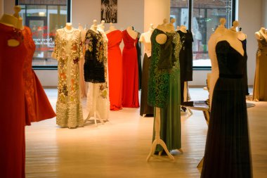 Moda mağazası, herkes için alışveriş, indirim zamanı.