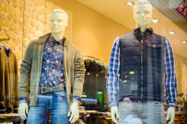 Moda mağazası, herkes için alışveriş, indirim zamanı.