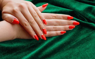 Manikür tırnaklı güzel bir manken kız. Tatil tarzı parıltılı parlak manikür. Elmaslı moda çiviler, moda aksesuarlar. Güzel eller.